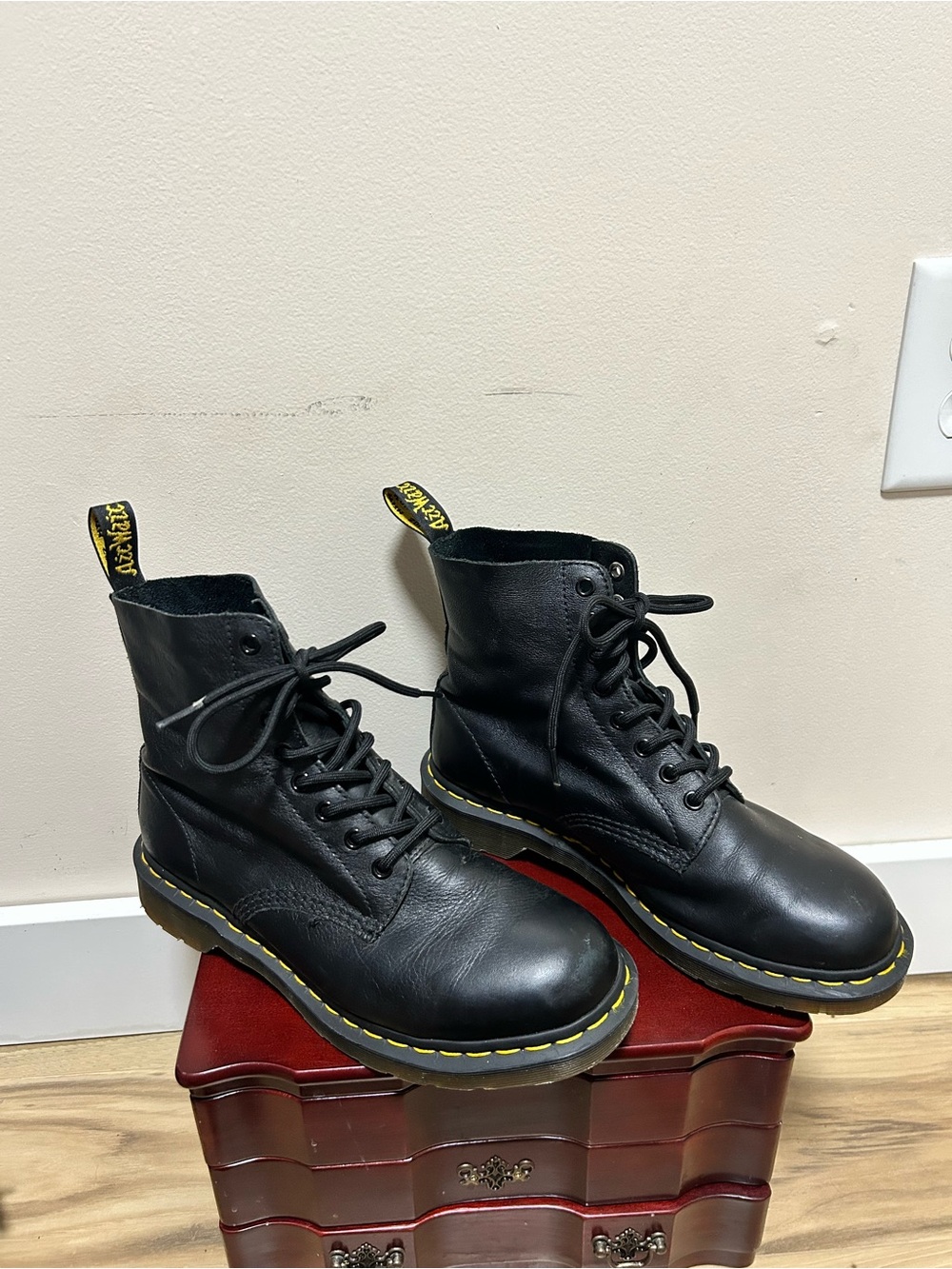 Dr. Martens 1460 Pascal Black Virginia Leather 8-Eye Combat Boots Womens 9